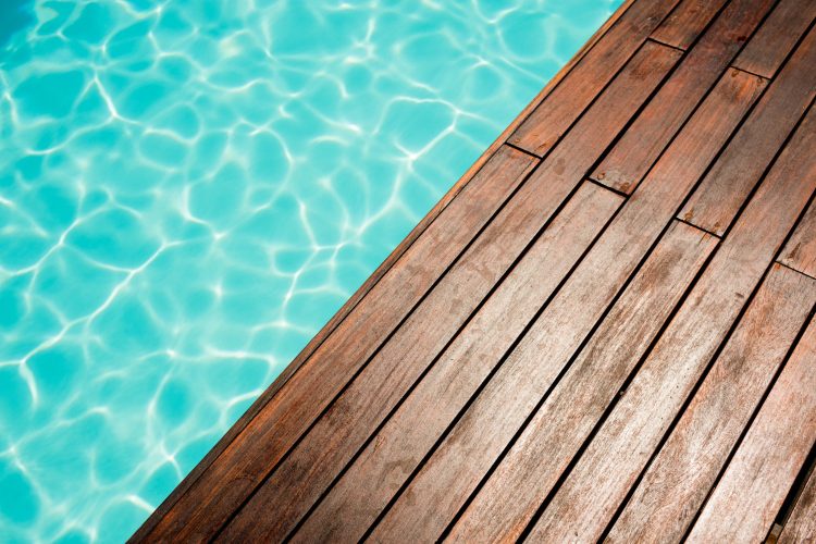 Drewno przy basenie i jacuzzi - jak chronić je przed wodą, chlorem i słońcem